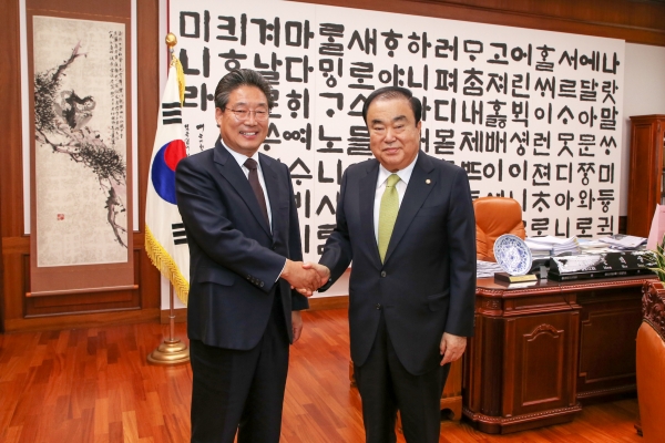 김홍장 시장(오른쪽) 문희상 국회의장(왼쪽) 면담