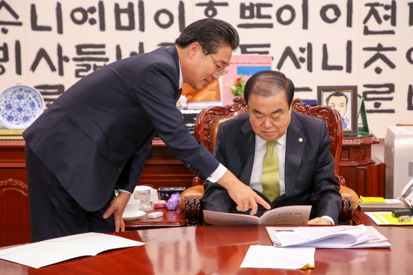 김홍장 시장(오른쪽) 문희상 국회의장(왼쪽) 면담