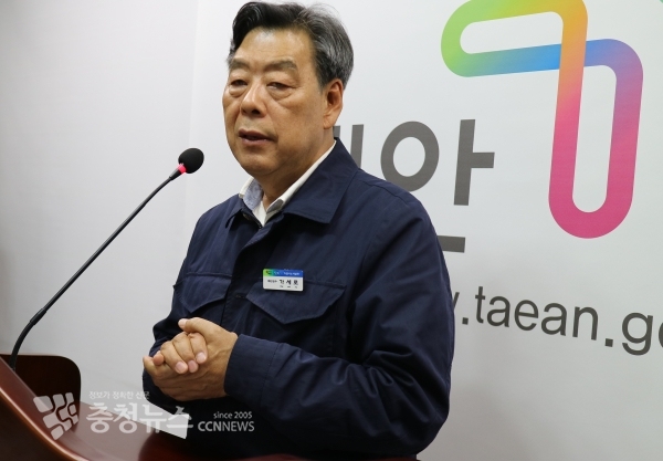 10일 브리핑 중인 가세로 태안군수.