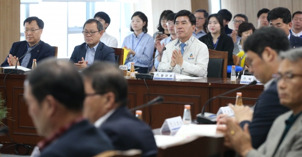 황인호 동구청장과 간부공무원들이 시책구상보고를 받고 있다.