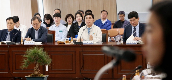 황인호 동구청장과 간부공무원들이 시책구상보고를 받고 있다. (사진 왼쪽부터 진상희 동구 안전도시국장, 이충신 동구 자치행정국장, 황인호 동구청장, 박노승 동구 생활지원국장)