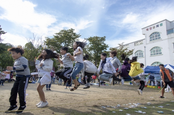 덕암동 마을 축제장에서 마을 아이들과 단체줄넘기를 하는 박정현 대덕구청장(가운데)