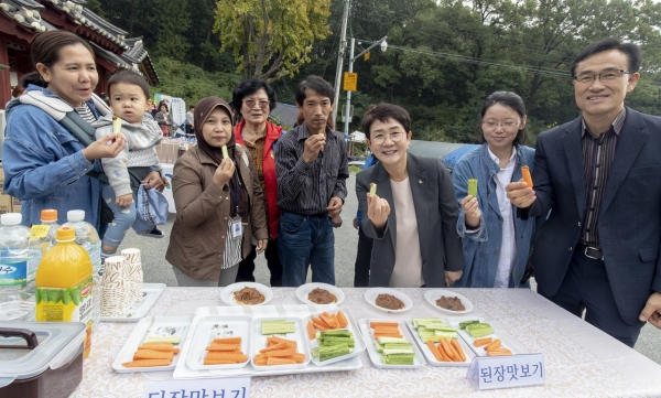 대덕구 여성단체협의회 전통 장(醬) 나누기 행사에서 전통 장 맛보기를 하는 박정현 대덕구청장(오른쪽 세 번째)와 참석자들