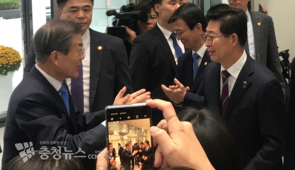 문재인 대통령을 배웅하는 양승조 지사