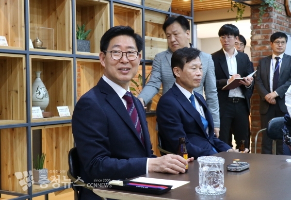 10일 기자간담회 하는 양승조 지사