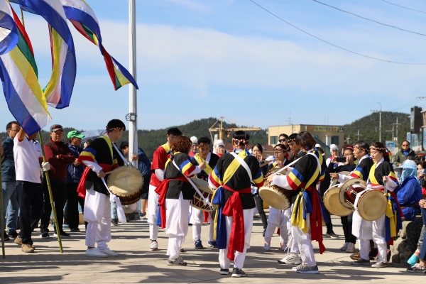 서부발전 직원들과 지역주민들이 『만대 한마음 만선제』에 참여하여 농어촌마을 전통문화 복원을 기원하며 행사를 즐기고 있다.