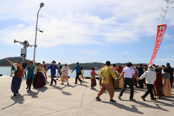 서부발전 직원들과 지역주민들이 『만대 한마음 만선제』에 참여하여 농어촌마을 전통문화 복원을 기원하며 행사를 즐기고 있다.