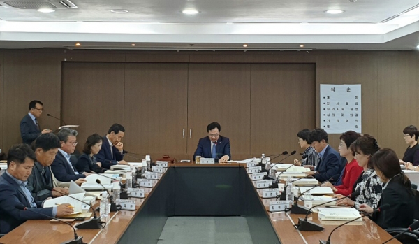 학교급식 심의위원회 개최 모습