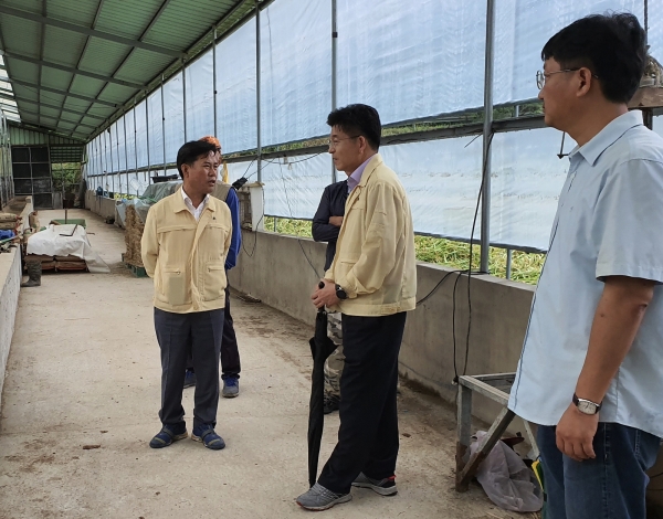 박정현 군수 관내 축산농가 점검장면