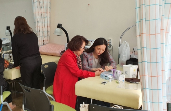 을지대학교병원 간호사들이 지역사회에서 꾸준히 봉사활동을 이어오고 있다.