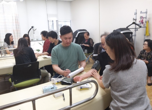 을지대학교병원 간호사들이 지역사회에서 꾸준히 봉사활동을 이어오고 있다.