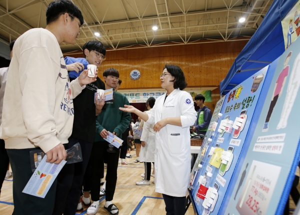 지난 10일 태안고등학교에서 학생 300여 명을 대상으로 열린  ‘친환경 로컬푸드 학교급식데이’ 행사 모습.