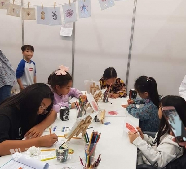 종이위에향기 동아리 어린이들이 열심히 창작에 집중하는 모습