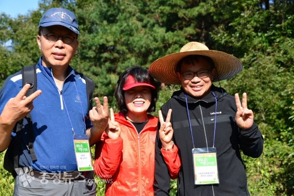 김석규 대덕사랑산악회 회장(좌)과