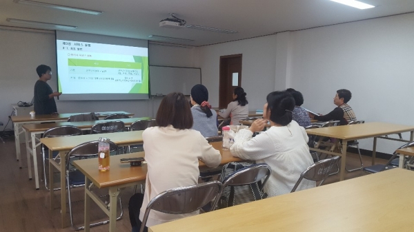 수강생들이 산모·신생아 건강관리사 양성과정 수업을 듣는 모습