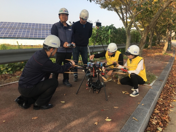 11일, 한국서부발전의 직원들이 태양광패널 점검 전 드론을 점검하고 있다.