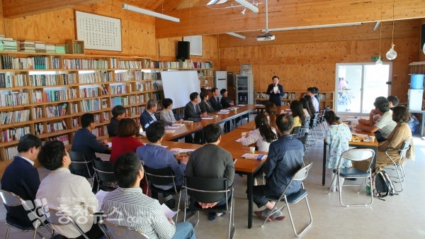 김지철 교육감이 참여한 교사들에게 인사말을 하고 있다.