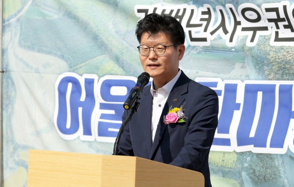 공주 강백년사우권역 종합개발사업 준공식에서 인사말 중인 김정섭 시장
