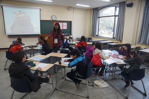 원어민이 주말영어 방과후 수업에서학생들을 가르치는 모습