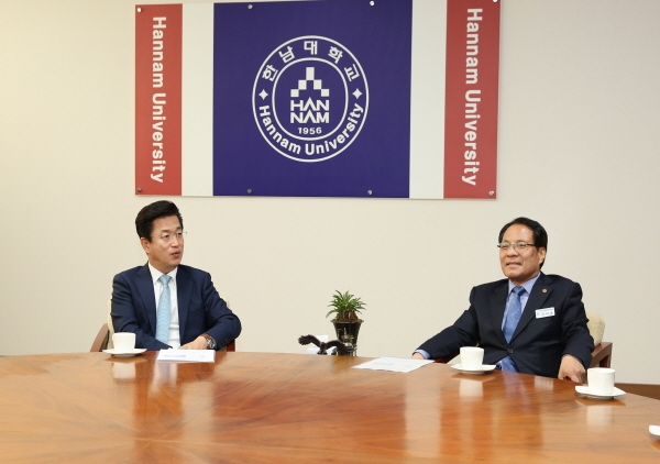 허태정 대전시장(왼쪽)이 이덕훈 한남대 총장(오른쪽)과 캠퍼스혁신파크 사업 협력방안을 논의하고 있다.