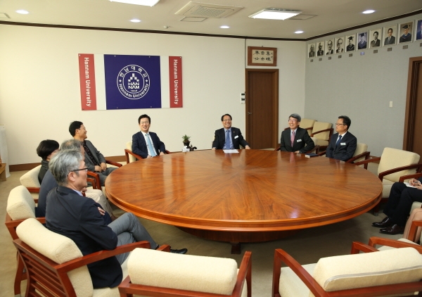 허태정 대전시장(오른쪽 4번째)이 이덕훈 한남대 총장(오른쪽 세 번째) 등 대학 관계자들과 캠퍼스혁신파크 사업 협력방안을 논의하고 있다.