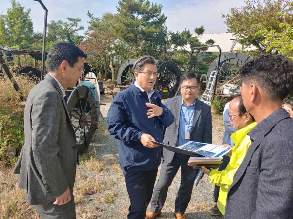 14일 관평동 대전대덕 공공지원민간임대주택 조성사업 예정지에서 정용래 유성구청장이 주변 초등학교 통학환경을 점검하고 안전한 통학을 위한 대책 수립 및 초등학교 신설에 대한 다각적인 검토를 지시했다.