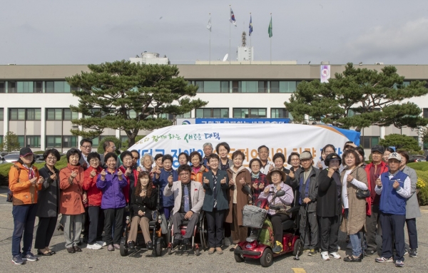 대덕구는 14일 장애인 이동편의지원 차량 전달식을 구청 주차장에서 가졌다.