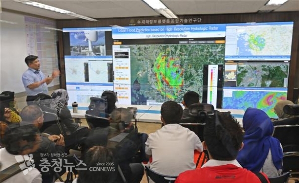 지난 9월 인도네시아 물 분야 공무원들이 한국수자원공사의 ‘수재해정보 기술연구단’에서 위성을 활용한 수재해 감시 기술을 교육 받고 있다.