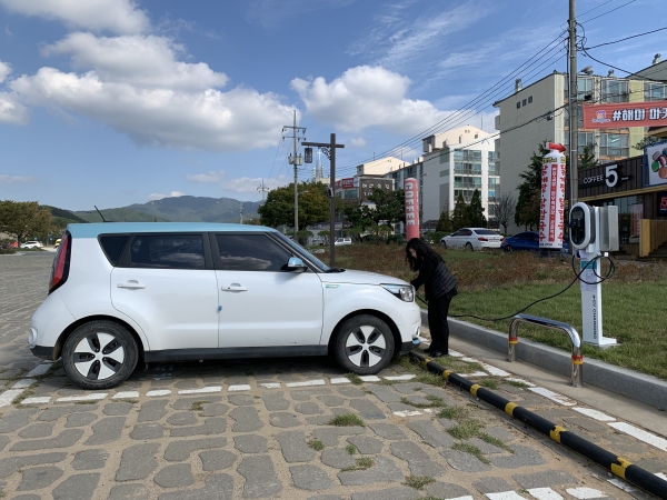 해미읍성방문객이 제1주차장 전기충전기로 충전하는 모습