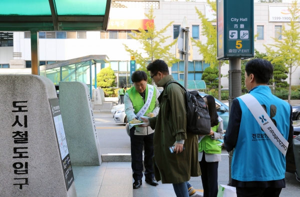 장성수(좌측 첫 번째) 한국산림복지진흥원 감사실장이 15일 직원들과 대전시청역 출구에서 출근하는 시민들을 대상으로 반부패청렴 실천 캠페인을 벌이고 있다