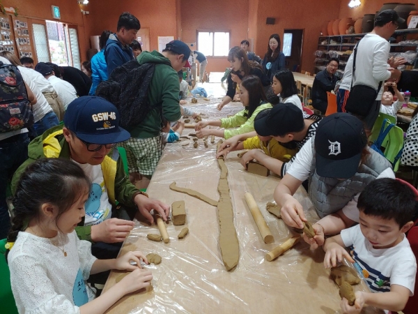 옹기체험관에서 직접 체험하는 가족들
