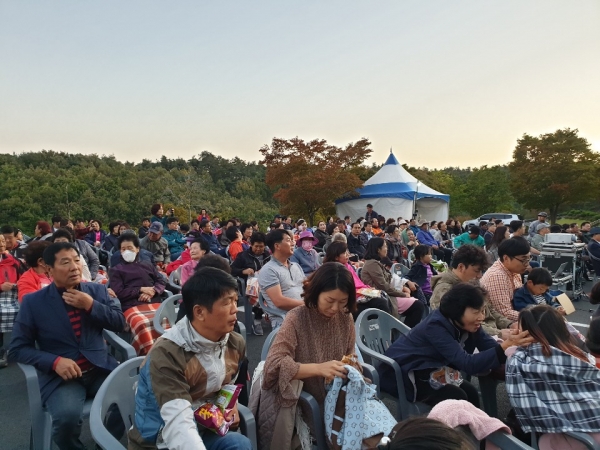 모란공원 은골마을 영화제 장면