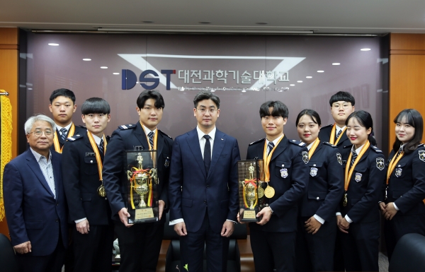 경찰경호과 재학생들 8명이 ‘2019년 새만금 지평선 전국생활체육 유도대회에서 개인전 및 단체전에서 우승해 기념사진 촬영