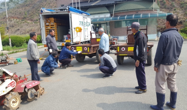 청양군, 농업기계 사고예방 위한 안전교육 강화-경운기 야간반사판 부착