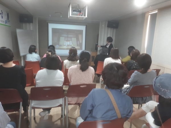 금산기적의도서관은 ‘나와 내 아이 모두에게 충분한 그림책 이야기’를 주제로 부모교육 수업을 진행한다.