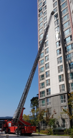 보령소방서가 사다리차를 이용한 고층건축물 소방훈련을 하고있다.