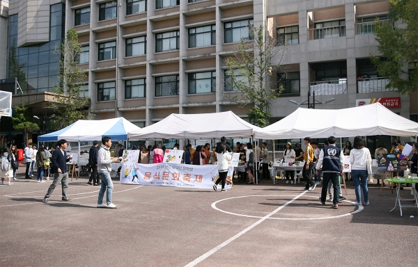 목원대 국제협력처가 주최한 ‘외국인 유학생 음식문화축제’가 16일(수) 교내 학생회관 중앙광장에서 열렸다.