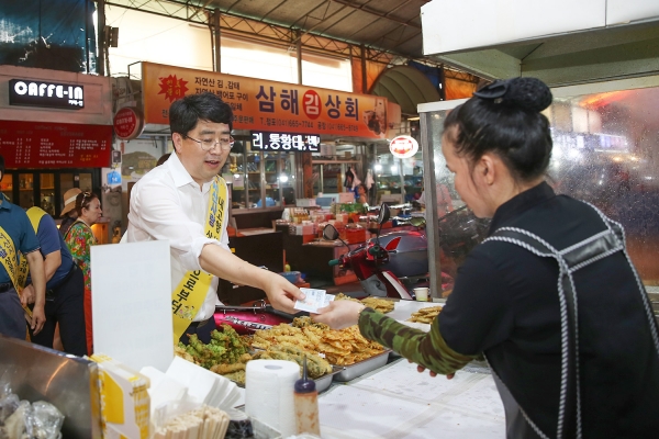 서산사랑상품권을 전통시장에서 사용하는 맹정호 시장