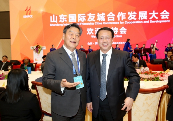 가세로 군수와 궁정(龔正) 산둥성 성장(省長) 모습.