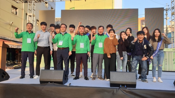 방산시장 상인연합회장단과의 단체 사진