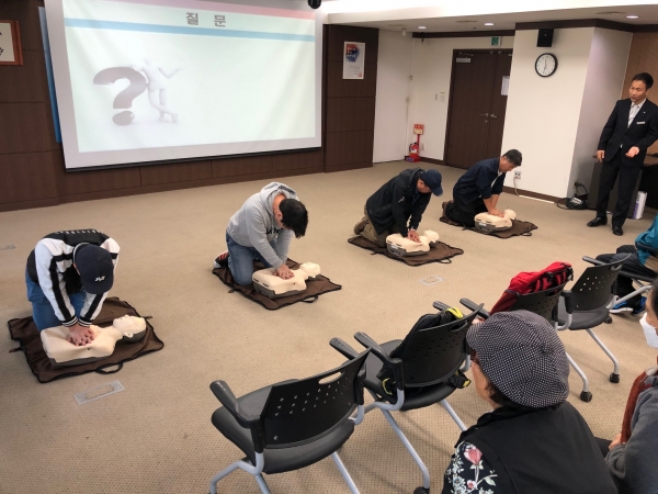 지역공동체 일자리 사업과 공공근로사업 참여자 등 60명은 공공부문 일자리 사업장 내 안전사고 예방을 위한 심폐소송교육을 받고 있다