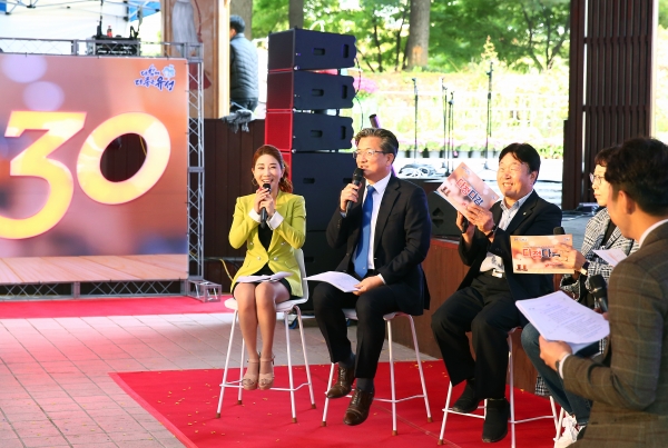 17일 온천로 두드림공연장에서 열린 ‘다정다감 토크콘서트’에서 정용래 유성구청장이 주민의 질문에 답하고 있다