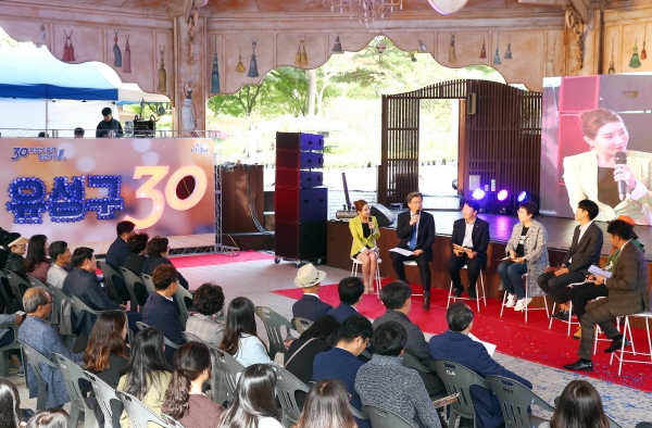 17일 온천로 두드림공연장에서 열린 ‘다정다감 토크콘서트’에서 정용래 유성구청장이 주민의 질문에 답하고 있다