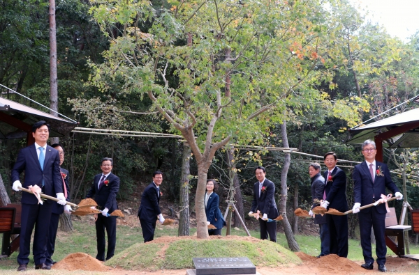 17일 대전 유성구 성북동 국립대전숲체원에서 열린 '제18회 산의 날 기념식' 및 '국립대전숲체원 개원식'에서 김재현(맨 우측) 산림청장, 이창재(우측 두 번째) 한국산림복지진흥원장, 조승래(맨 좌측) 국회의원 등 주요 참석자들이 기념식수를 하고 있다.