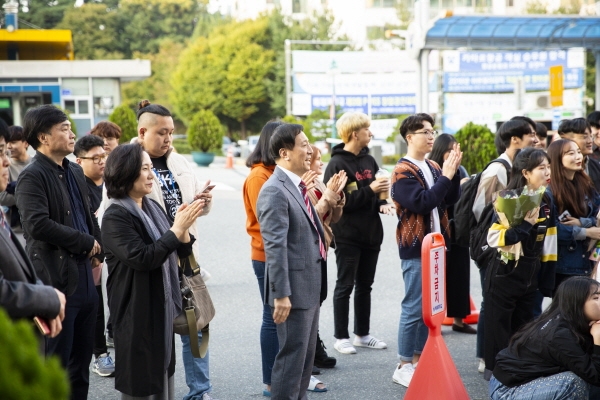 17일 배재대 실용음악과 학생들이 21세기관 앞 특설무대에서 ‘연자골 청춘 버스킹’ 공연을 열고 있다