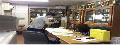 기록물 관리 작업 모습