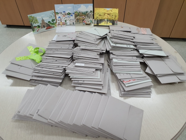 북수초등학교 학생들이 손글씨로 정성스럽게 작성한 아산시 주요관광지 입체엽서