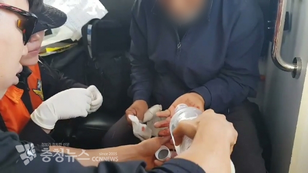 환자의 다친 손가락을 응급조치하며 해상 긴급후송 중인 해경구조대원