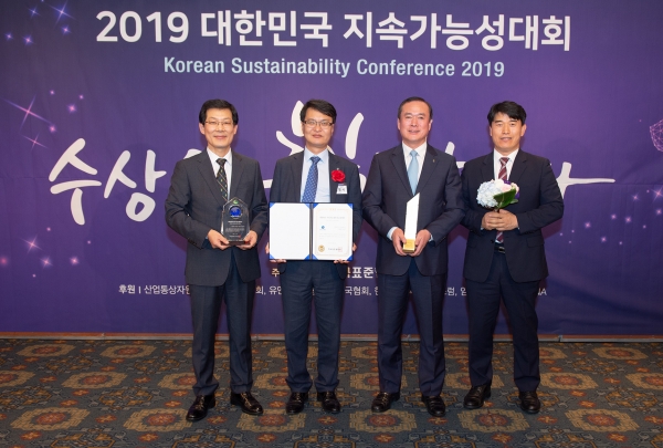 기영서 경영지원본부장을 비롯한 사회가치실 직원들이 수상을 자축하는 모습