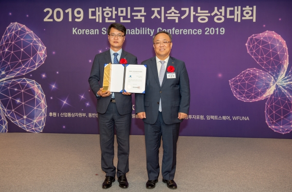 2019 지속가능경영 최고경영자상_기영서 경영지원본부장 대리 수상(사진 좌측).